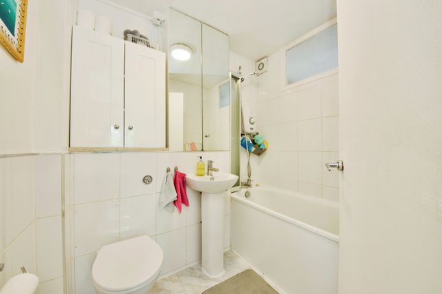 Flat for sale in Gladbeck Way, Enfield