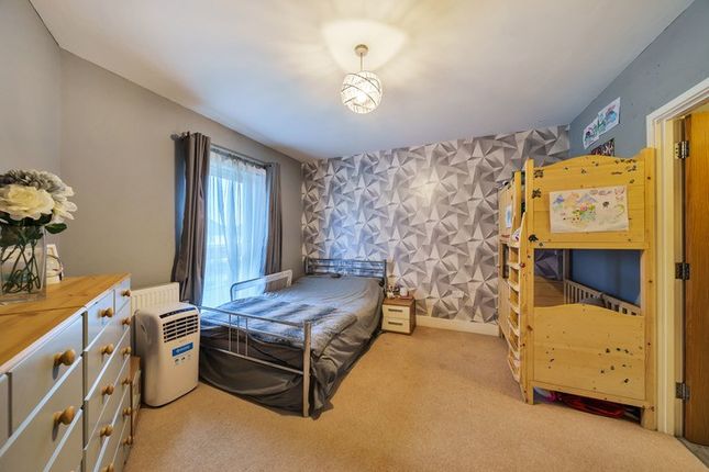 Flat for sale in Dene Court, Hounslow, Middlesex