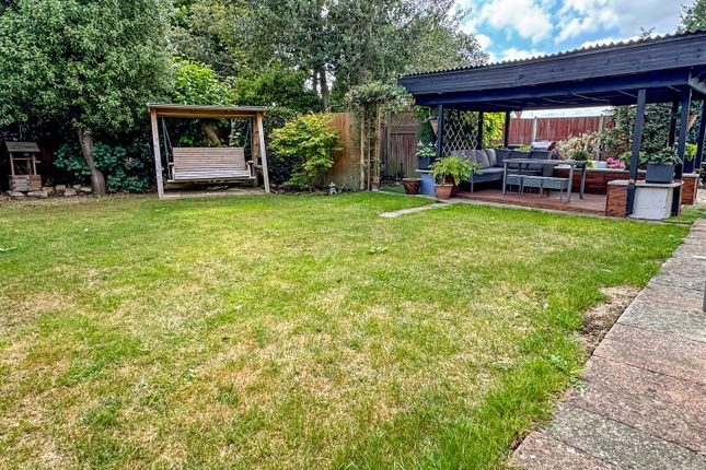 25, Oakcroft Gardens, Littlehampton photo 2