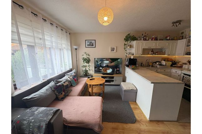 73, Veronica Gardens, London photo 2