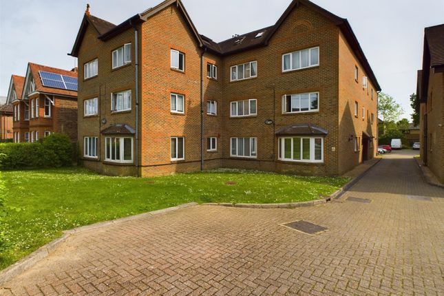 Thumbnail Property to rent in Perryfield Road, Crawley