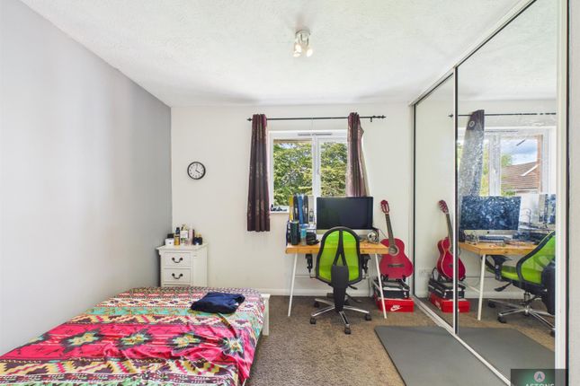6, Stepney close, Crawley photo 5