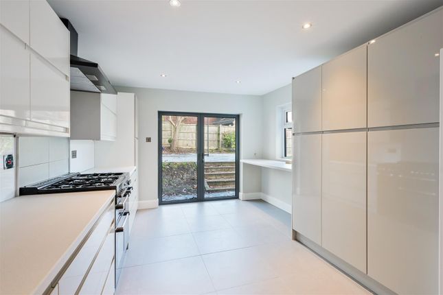 16, Woodfield Hill, Coulsdon photo 3