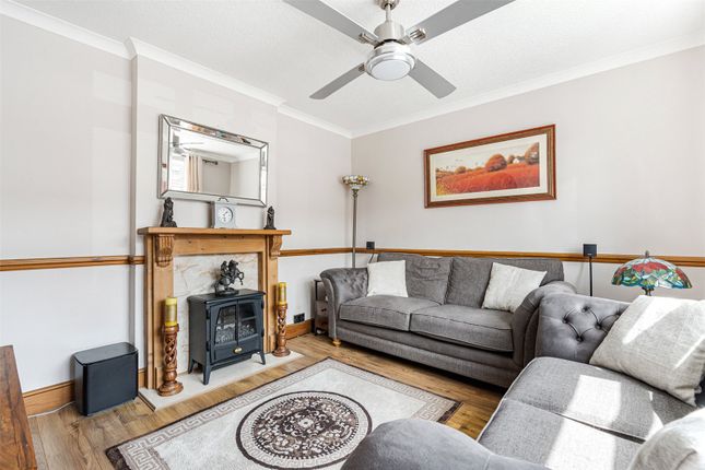 10, Blackthorn Close, Hertfordshire photo 2