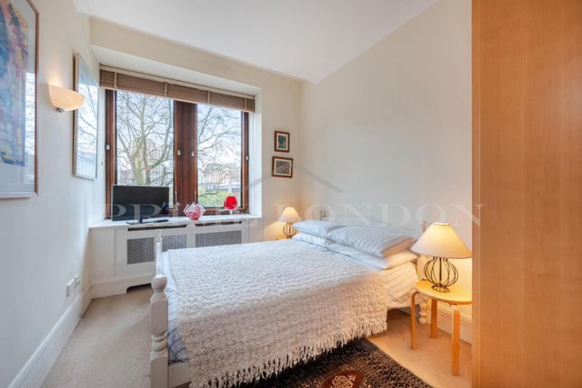Flat for sale in Whitehouse Apartments, South Bank, London