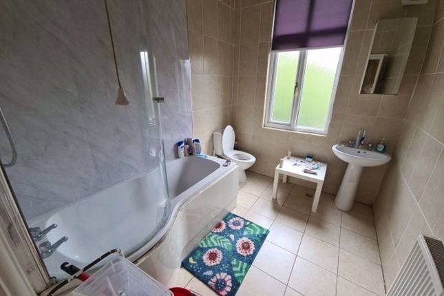 Bright And Well-Maintained Bathroom Featuring A Mo...