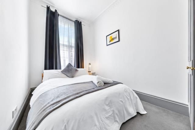 Flat 2, 26, Elsham Road, London photo 5