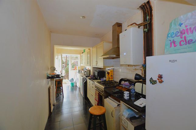 20, Old Manor Drive, Isleworth photo 4