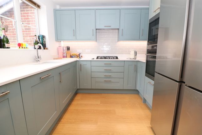 7, Westlees Close, Dorking photo 4