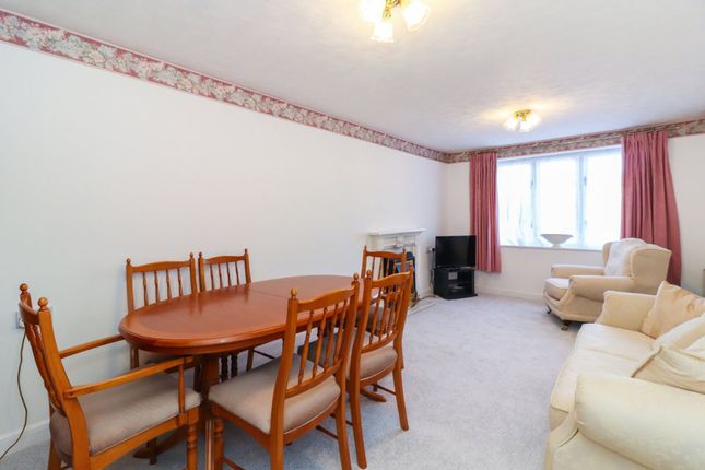 Flat 5, The Cloisters Church Lane, Kings Langley photo 2
