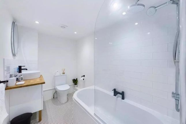 Flat 6, The Lodge, High Street, Lydney photo 2
