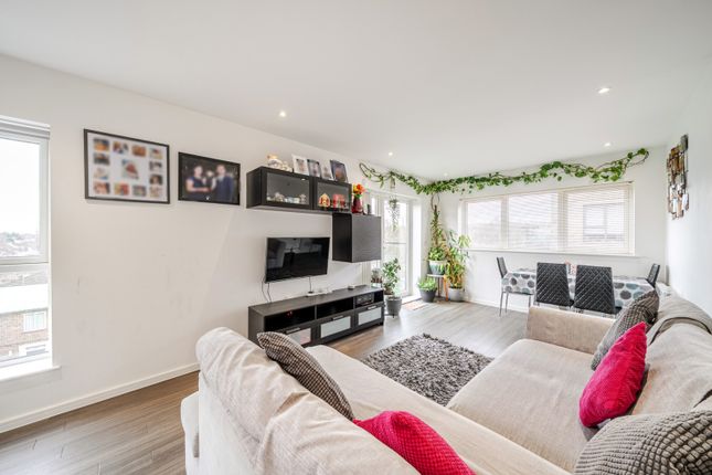 20 Elliott Court,, Oxhey Drive, Hertfordshire photo 2