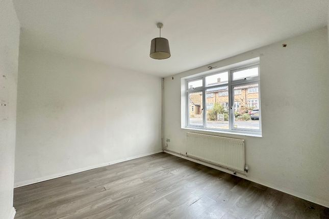 10 Wickford Drive, Romford photo 3