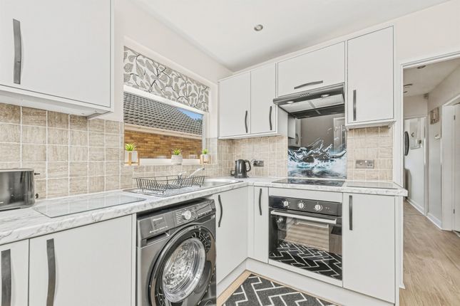 22, Fernlea Close, Wakefield photo 4