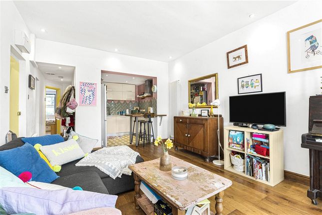 Flat for sale in Queensdown Road, London