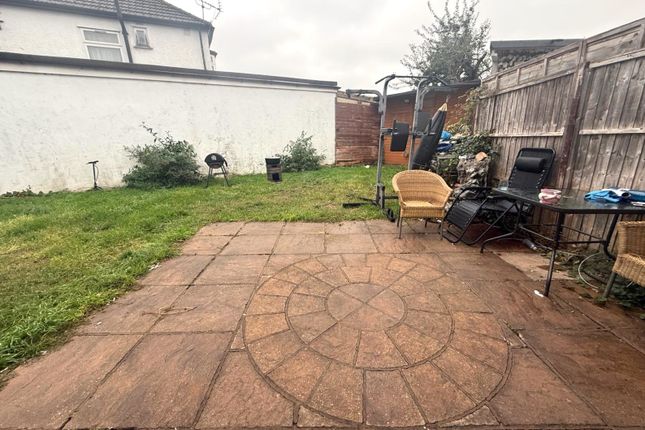 37 Richmond Avenue, Feltham photo 5