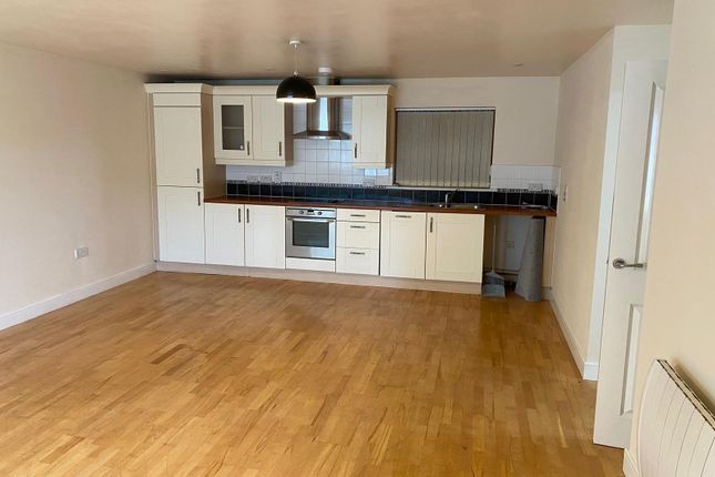2-bed flat on Esplanade, Porthcawl, £1,000/mo