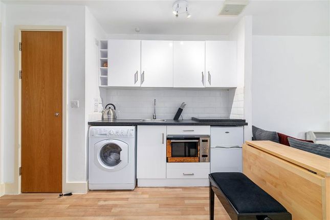 Flat 4, 34, Long Lane, London photo 5