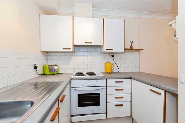 Flat 3, St Andrews Court, 1, Upton Park, Slough photo 4