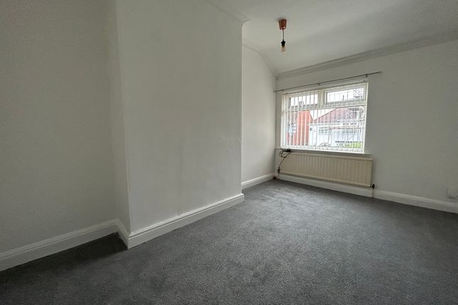 End terrace house to rent in Eakring Road, Mansfield