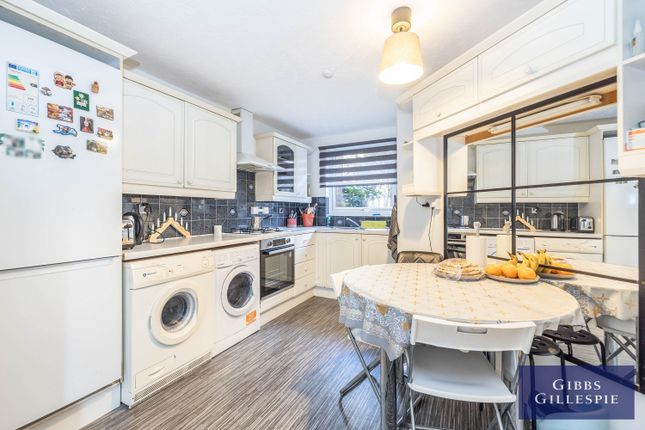 27, Bennett Close, Northwood photo 2