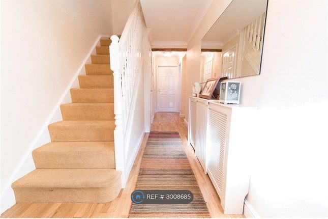 Rambures Close, Warwick photo 3