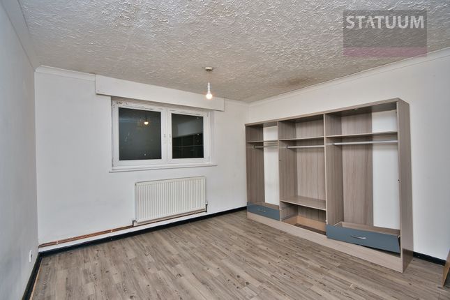 Flat to rent in Thornhill Gardens, Barking, East London, Essex