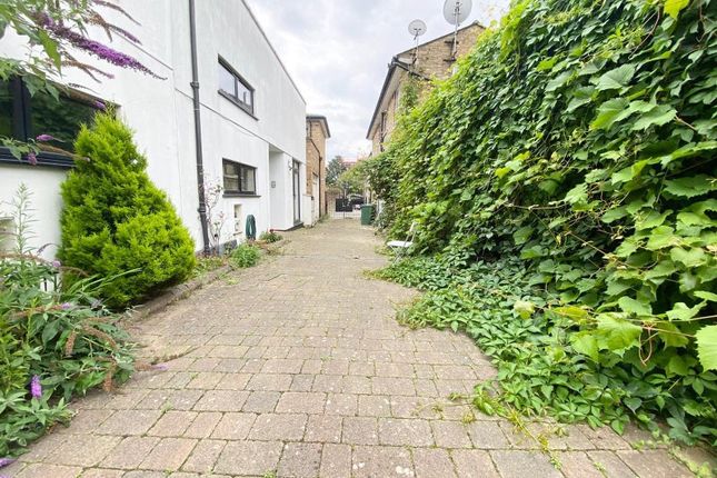Terraced house to rent in Tavistock Mews, Holloway