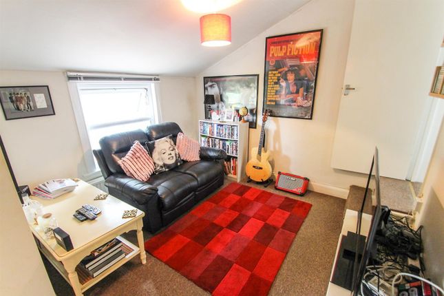 Thumbnail Flat to rent in Walton Road, East Molesey