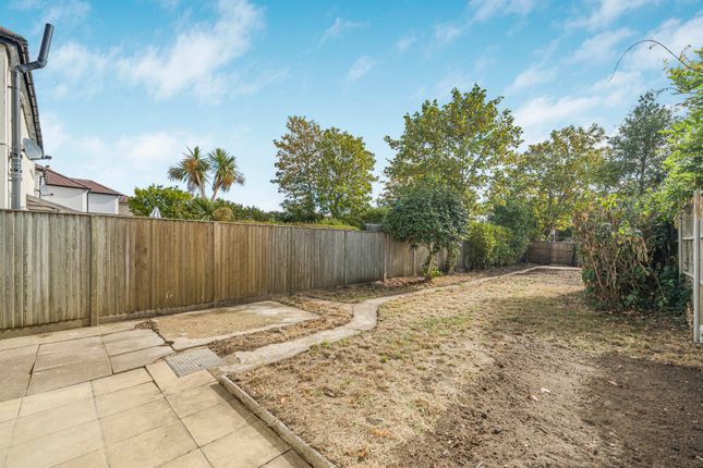 14, Thrupps Avenue, Surrey photo 4