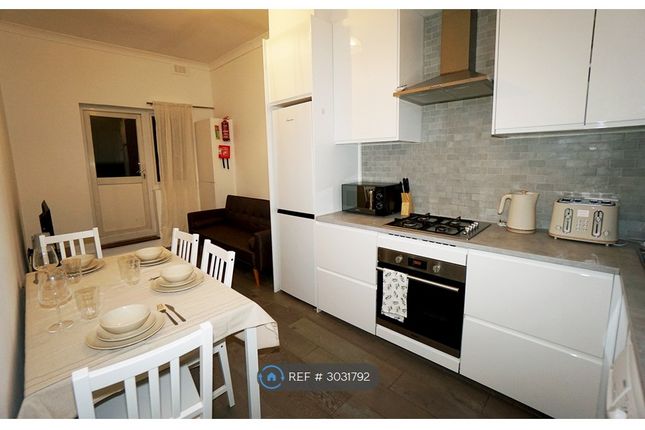 Flat, Seven Sisters Road, London photo 4