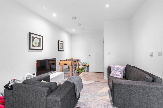 89, Hilltop Avenue, London photo 3