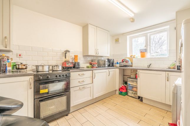 8, De Havilland Drive, London photo 3