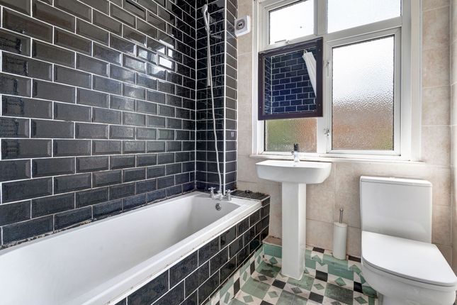 81 Rochester Drive, Westcliff-on-Sea photo 4
