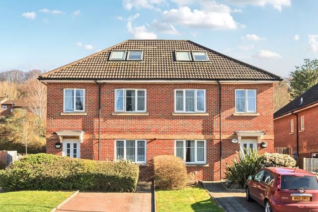 2-bed flat on 6, Wright Place, High Wycombe, £230,000
