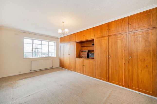 Flat for sale in Mulberry Close, London