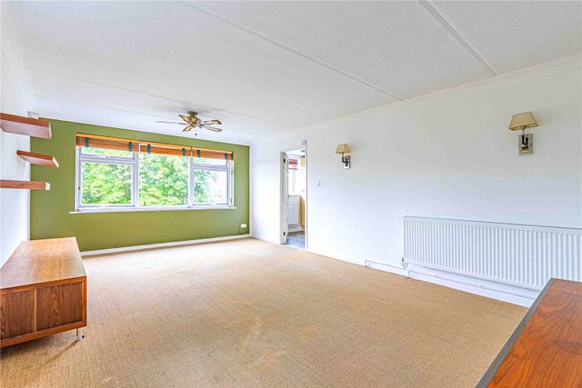 7, Rutland Place, Bushey Heath photo 2
