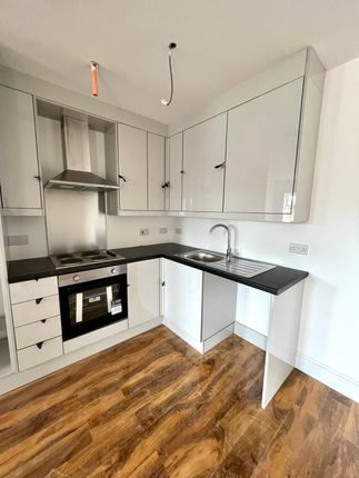 Flat to rent in High Street, Hounslow
