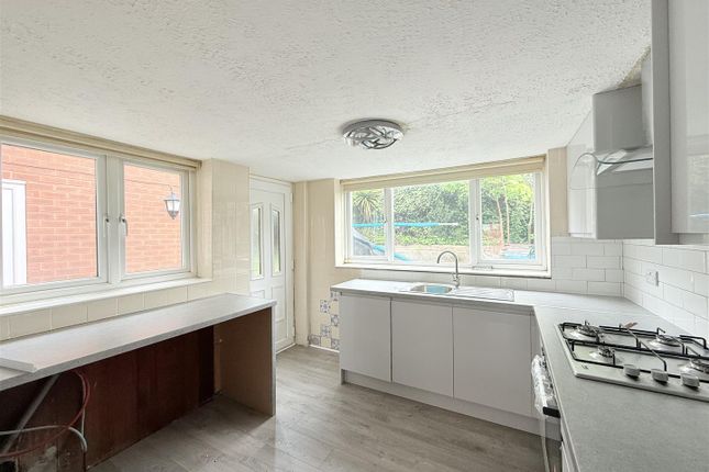 48, Lordsfield Avenue, Ashton-Under-Lyne photo 3