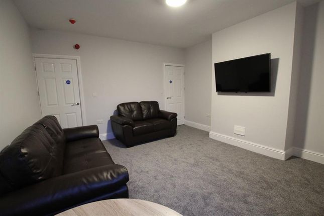 Room to rent in Room 2 39 Shirland Street, Stonegravels, Chesterfield