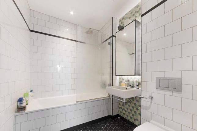 Flat for sale in Grantham House, Botanic Square, London
