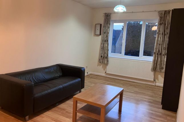 Thumbnail Flat to rent in Kingfisher Court, Hounslow