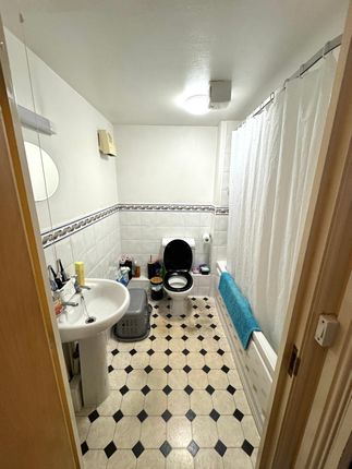 25 Springly Court, Grimsbury Road, Kingswood photo 5