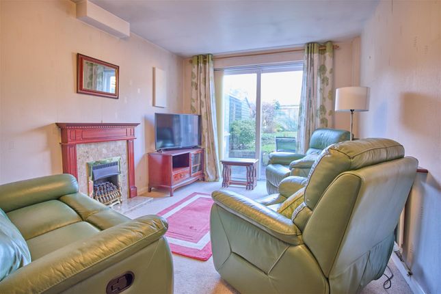 15, Woodbank, Burbage photo 2
