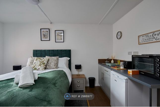 Studio flat on Bridge Inn, Altofts Lane, Castleford, £950/mo