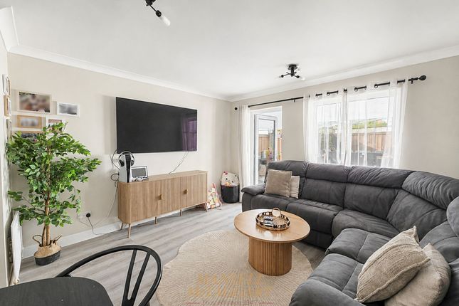 40 Oakapple Close, Crawley photo 3