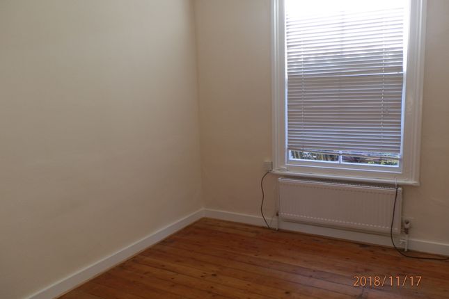 Thumbnail Flat to rent in Wellfield Road, London