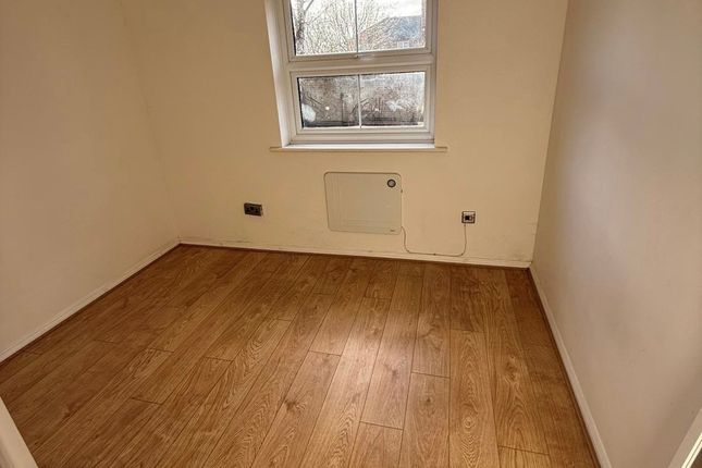 Flat 2 Hazel Court, 92, Manford Way, Chigwell photo 4