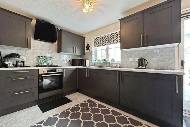 31 Clos Castell Newydd, Bridgend photo 2