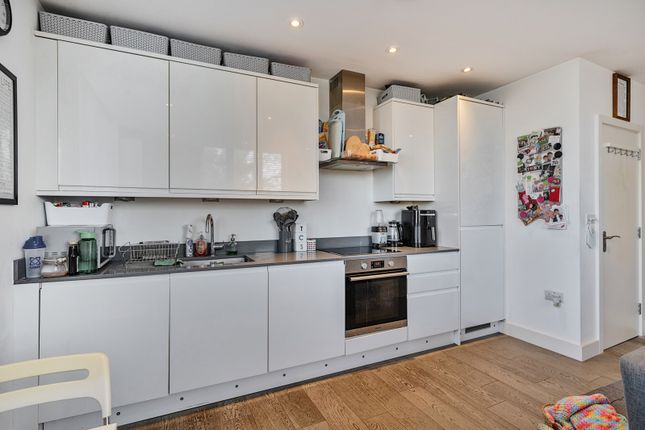 Flat 6,, Madison Court, Hillingdon photo 3